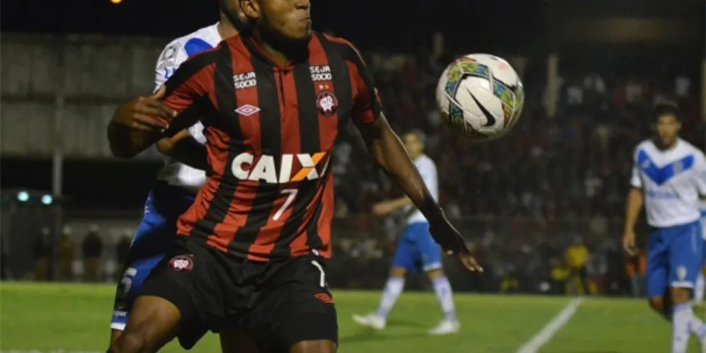 Imagem ilustrativa da imagem Atlético-PR perde em casa e deixa liderança escapar
