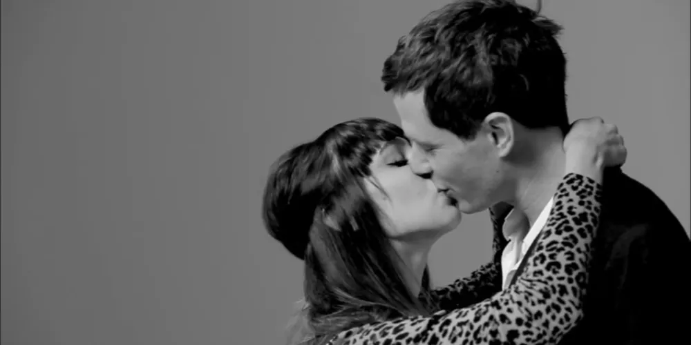 Imagem ilustrativa da imagem Viral mostra primeiro beijo entre estranhos