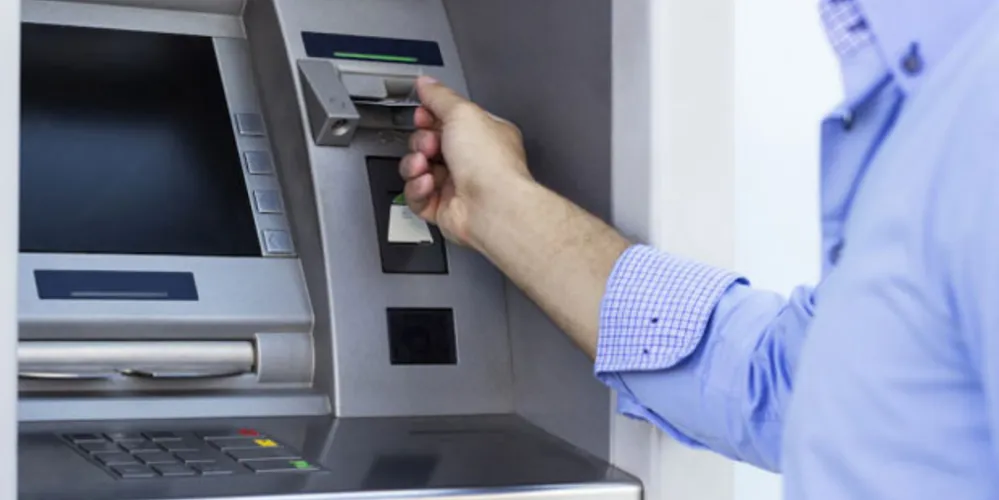Imagem ilustrativa da imagem Banco deposita R$ 70 mil em conta errada e rapaz torra dinheiro