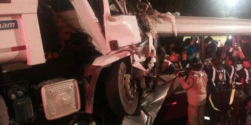Imagem ilustrativa da imagem Acidente entre caminhão e micro-ônibus deixa 14 mortos