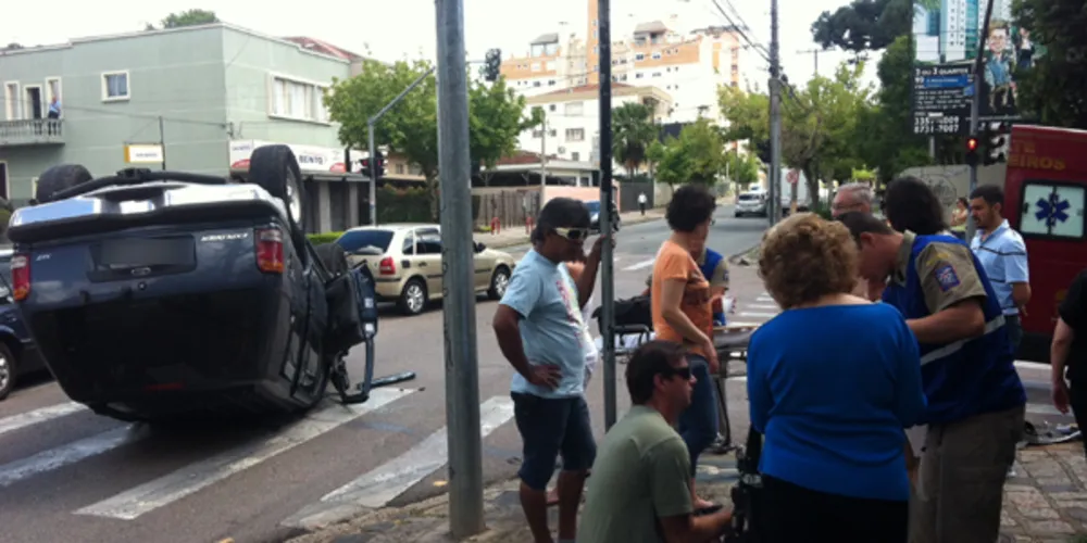 Imagem ilustrativa da imagem Mulher capota caminhonete e fica ferida