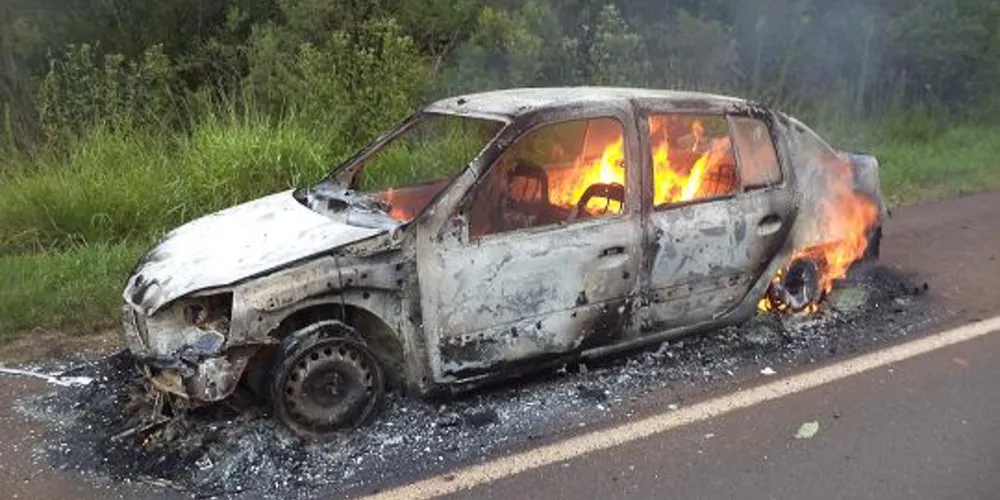 Imagem ilustrativa da imagem Carro de contrabandista é incendiado na rodovia