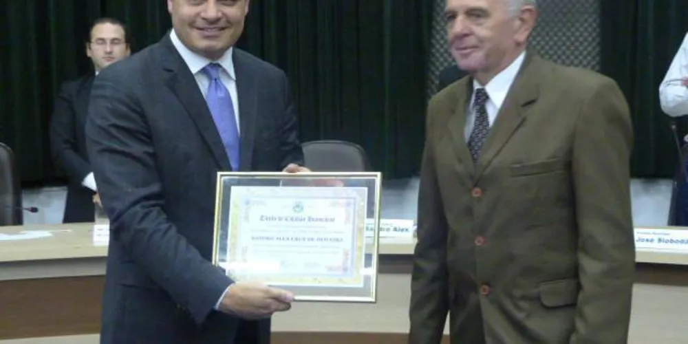 Imagem ilustrativa da imagem Sandro Alex recebe título de cidadão honorário