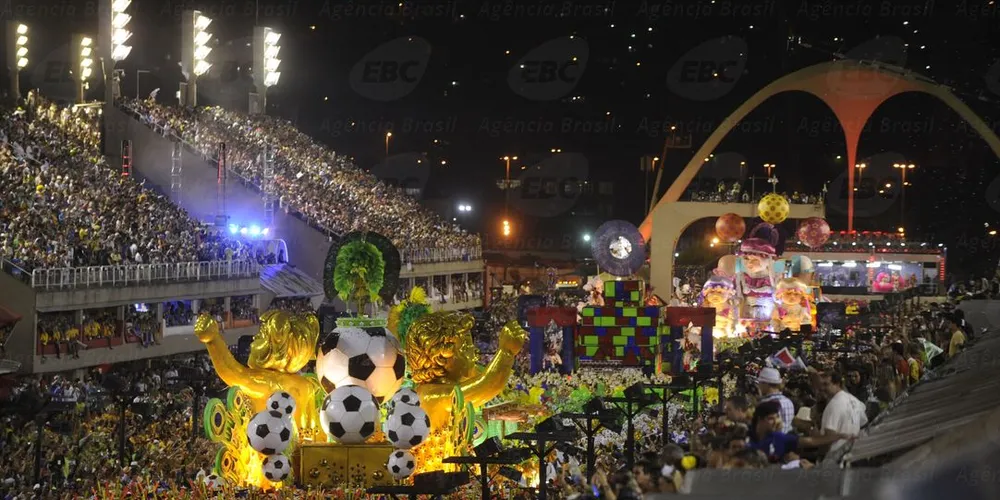 Imagem ilustrativa da imagem Escolas de samba emocionam no último dia de desfiles