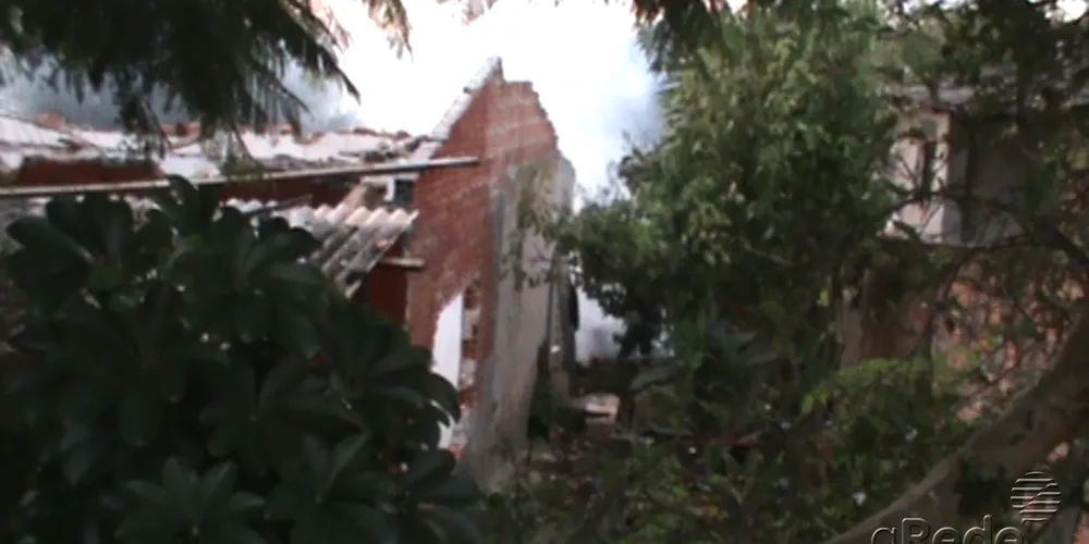 Imagem ilustrativa da imagem Casa abandonada pega fogo e dá trabalho para bombeiros