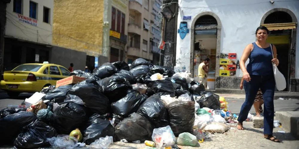 Imagem ilustrativa da imagem Garis protestam contra demissões após greve