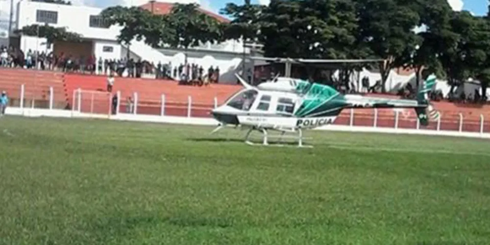 Imagem ilustrativa da imagem Helicóptero interrompe jogo de futebol para resgatar paciente