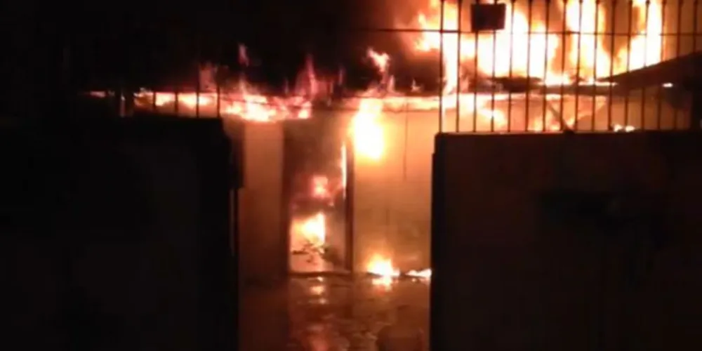 Imagem ilustrativa da imagem Criança fica presa em casa destruída por incêndio