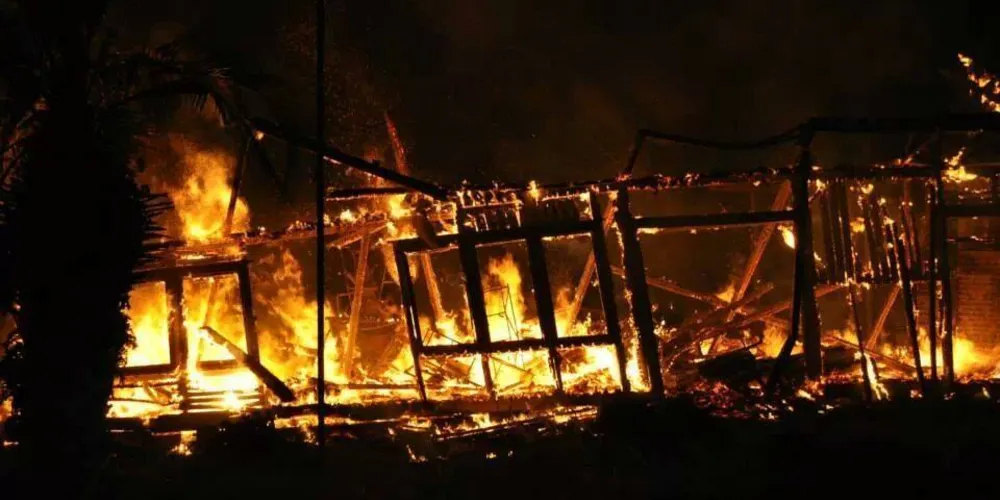Imagem ilustrativa da imagem Incêndio destrói prédio da antiga Estação em Piraí do Sul