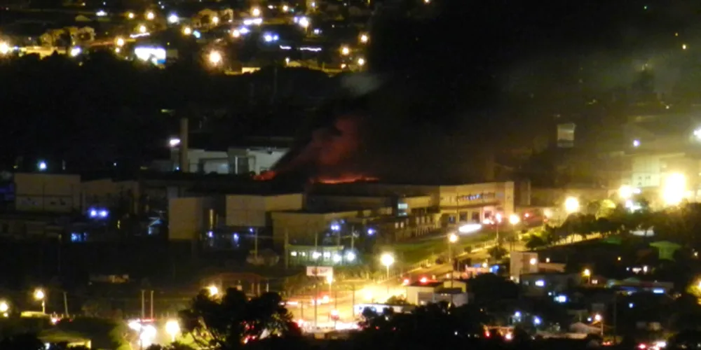 Imagem ilustrativa da imagem Incêndio de grandes proporções atinge depósito da Sadia