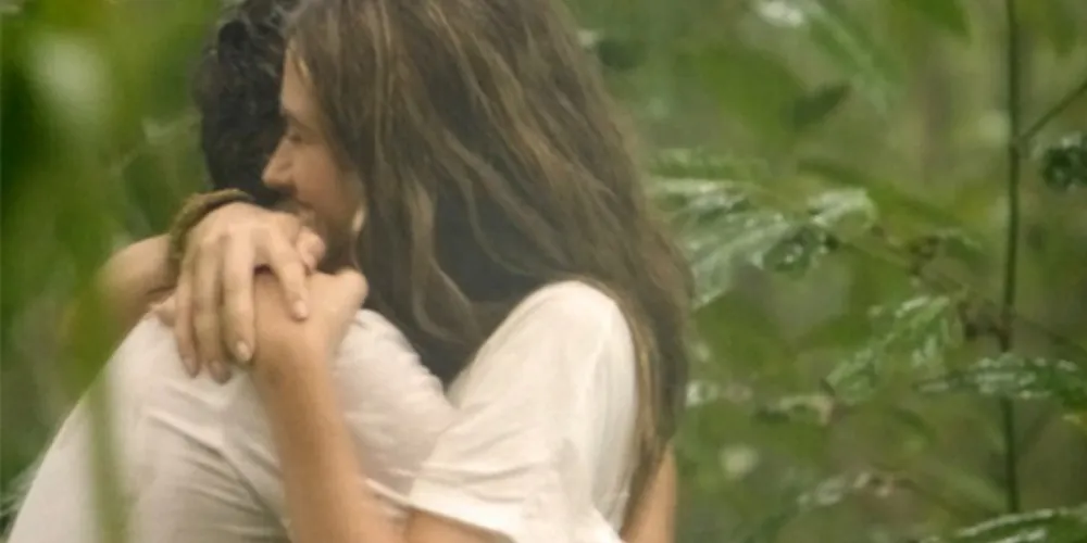 Imagem ilustrativa da imagem William salva Lili e os dois se beijam