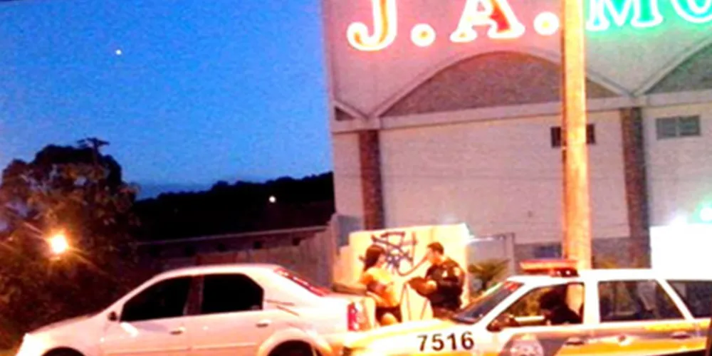 Imagem ilustrativa da imagem Travesti chama a PM para fazer cliente pagar programa