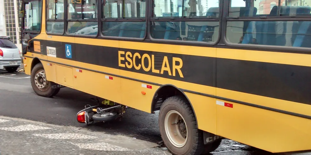 Imagem ilustrativa da imagem Ônibus escolar passa por cima de moto