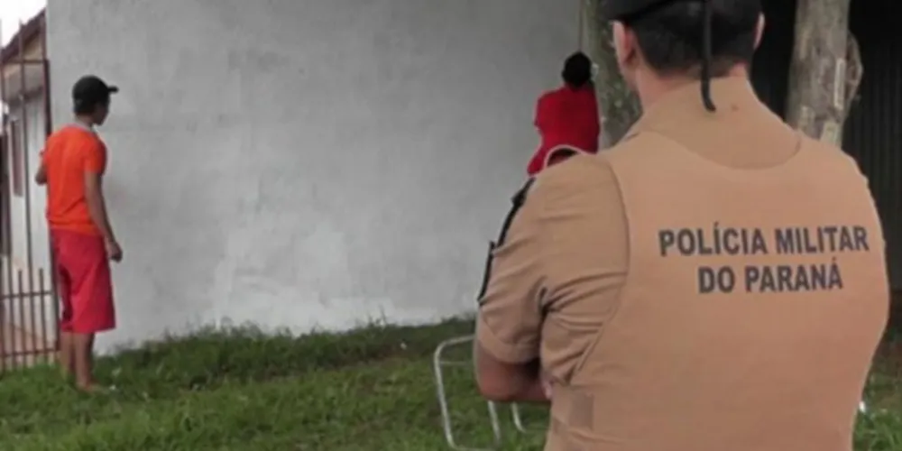 Imagem ilustrativa da imagem Jovens ‘arrependidos’ pintam muro após pichação