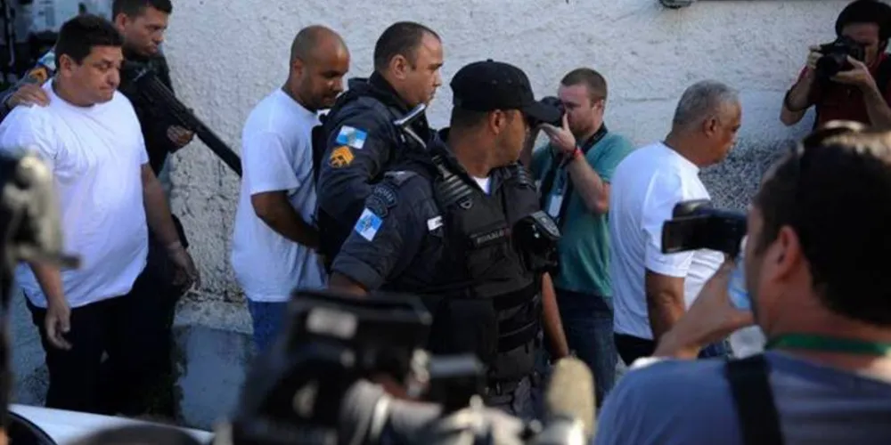 Imagem ilustrativa da imagem Juíza liberta policiais que arrastaram mulher em viatura