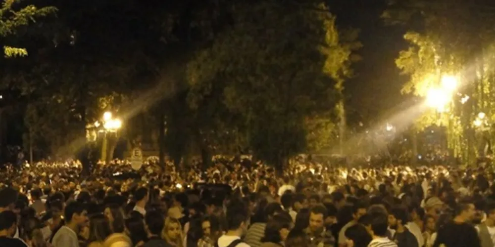 Imagem ilustrativa da imagem Polícia expulsa jovens de praça com balas de borracha