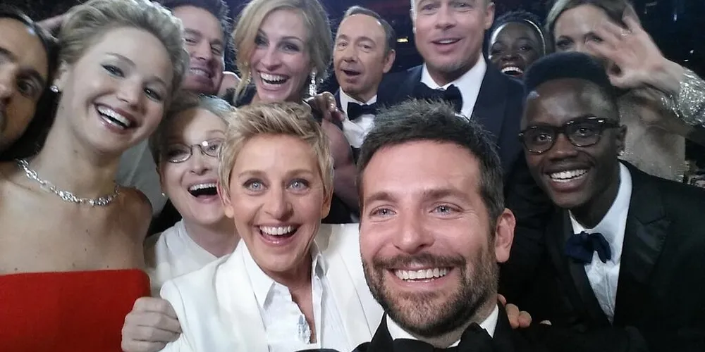 Imagem ilustrativa da imagem Ellen DeGeneres faz ‘selfie’ no Oscar e bate recorde de Obama