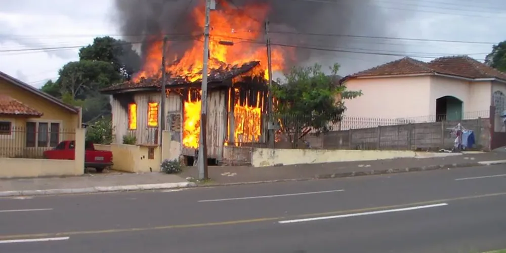 Imagem ilustrativa da imagem Chamas destroem casa rapidamente em Uvaranas