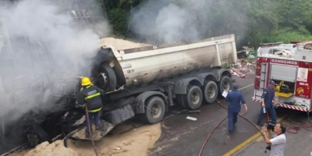 Imagem ilustrativa da imagem Caminhão pega fogo e três pessoas morrem na BR-470