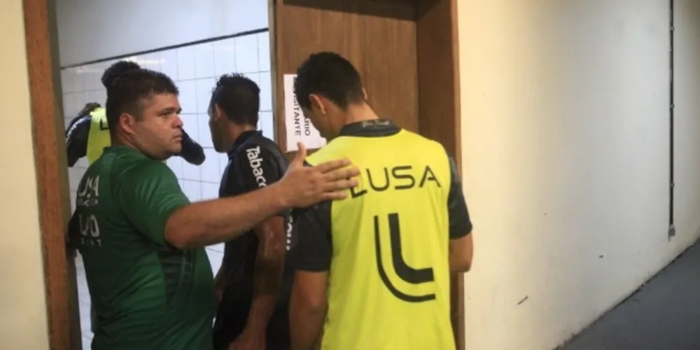 Imagem ilustrativa da imagem Portuguesa cumpre liminar e abandona o gramado em SC