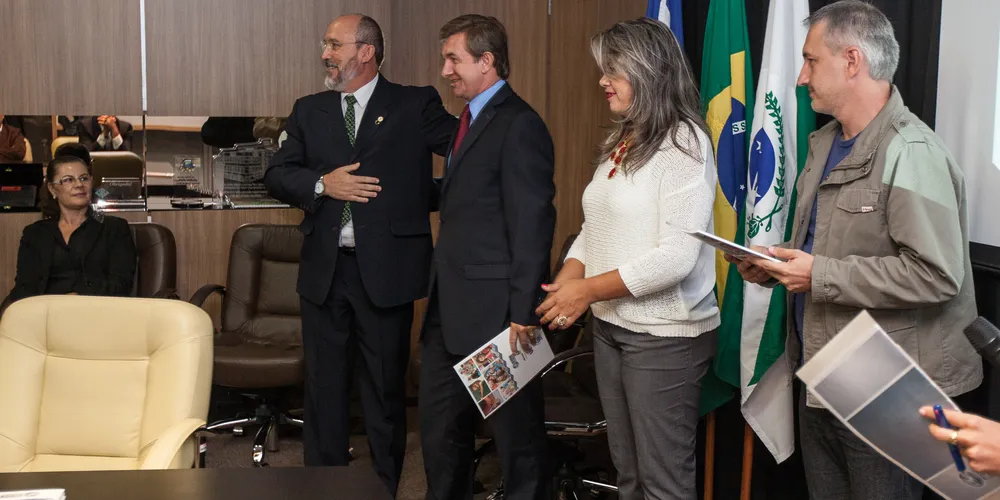 Imagem ilustrativa da imagem Infância Mundo Melhor publica livro com projetos