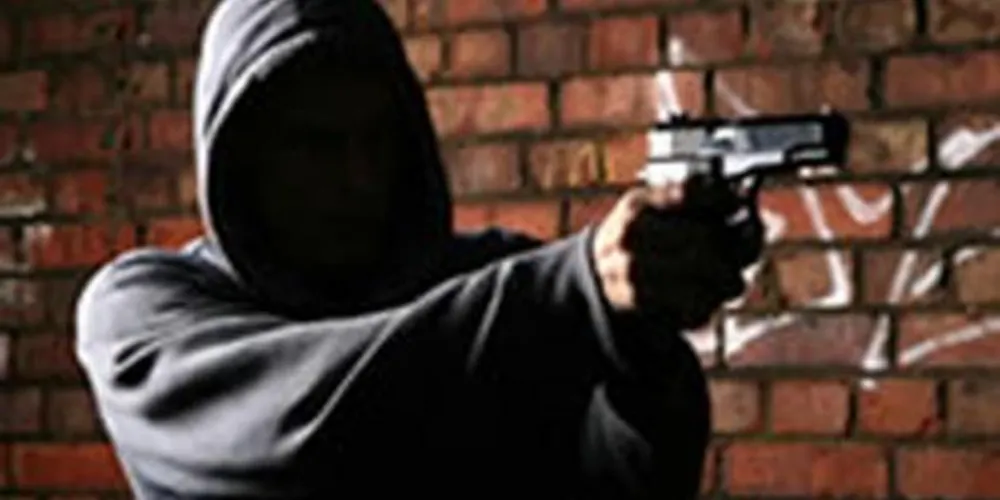 Imagem ilustrativa da imagem Comerciante é rendido por bandidos e tem moto roubada