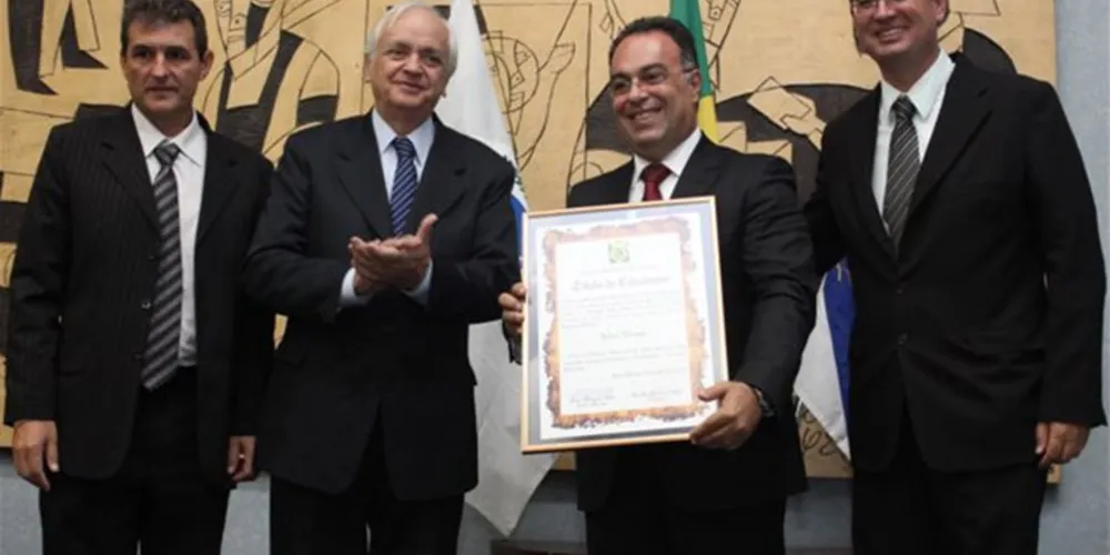 Imagem ilustrativa da imagem Sob investigação, André Vargas é cidadão honorário de PG