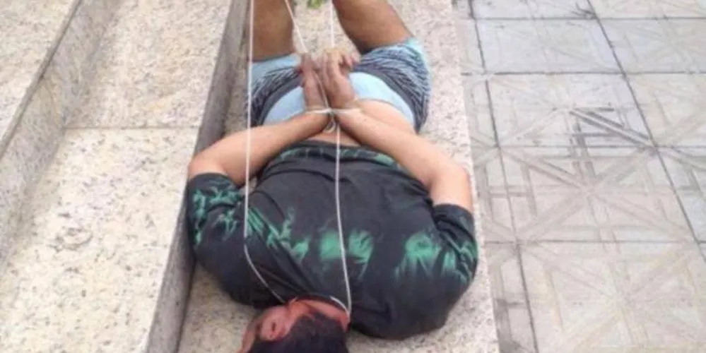 Imagem ilustrativa da imagem Moradores amarram assaltante após roubo em cafeteria