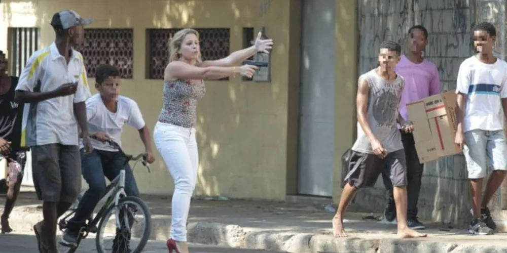 Imagem ilustrativa da imagem De salto alto, PM sai de carro para conter suspeitos