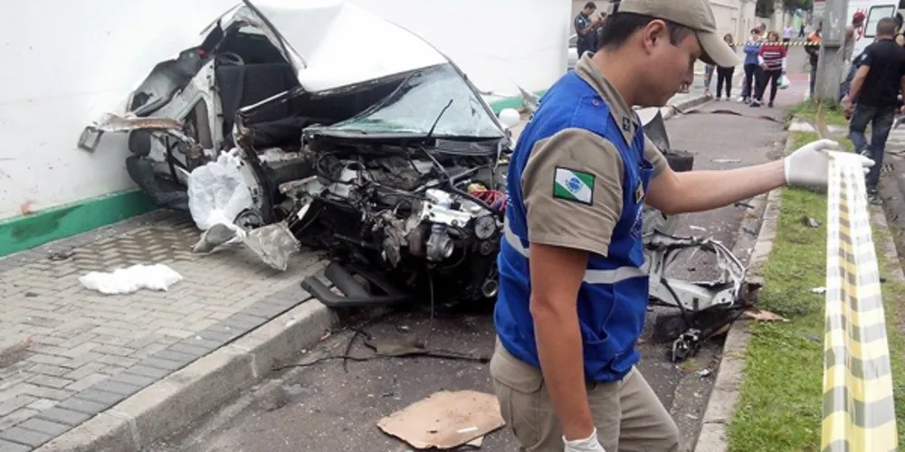 Imagem ilustrativa da imagem Motorista bate 'carro turbinado' e passageira morre