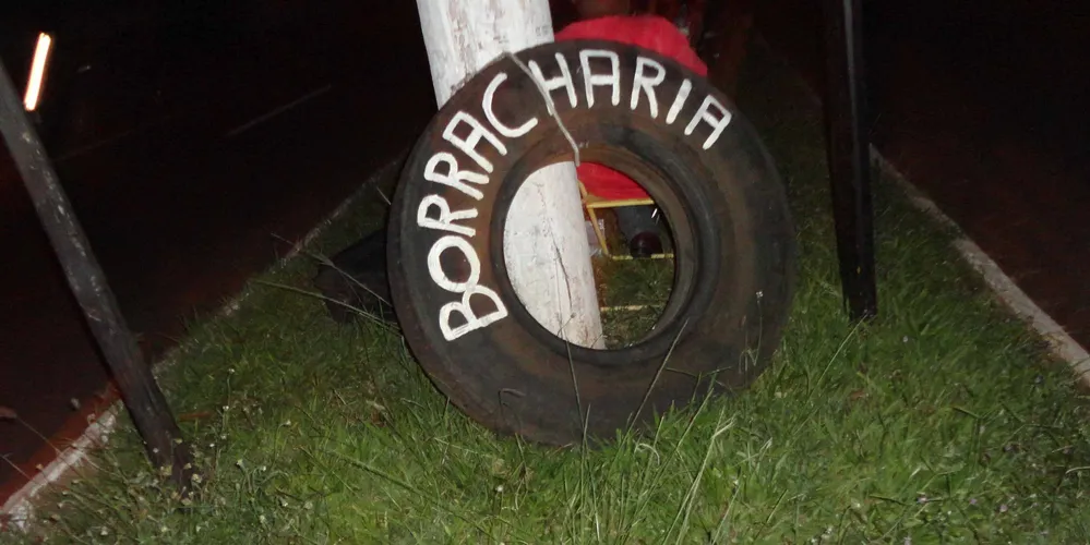 Imagem ilustrativa da imagem Ladrão aproveita para roubar carro após vítima trocar pneu