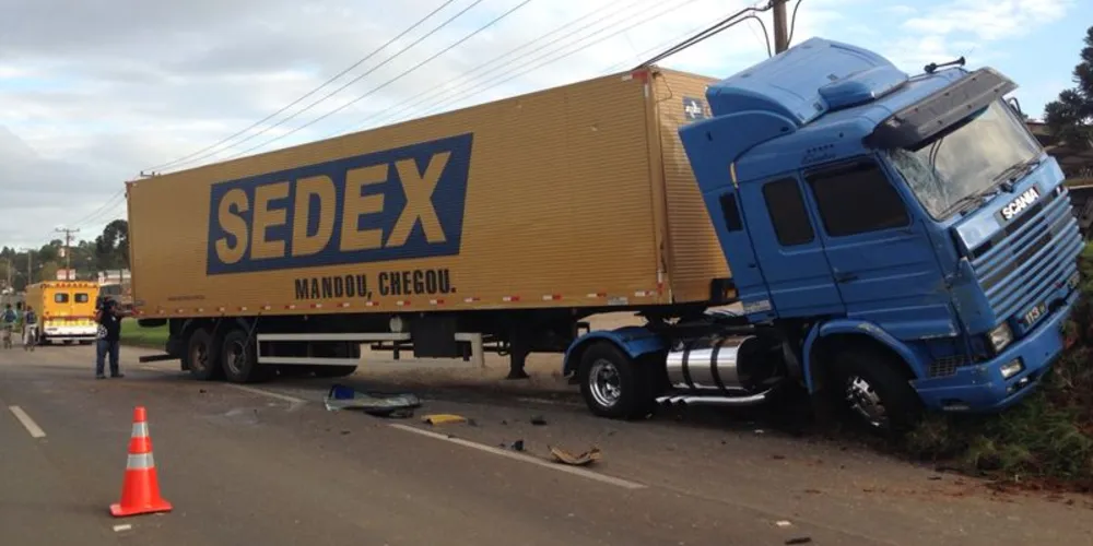 Imagem ilustrativa da imagem Caminhão atinge ônibus da VCG em rodovia