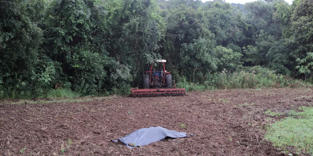 Imagem ilustrativa da imagem Agricultor morre atropelado pelo próprio trator