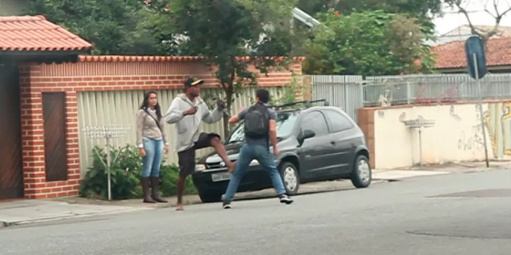 Imagem ilustrativa da imagem Dupla tenta assaltar casal, mas leva a pior e acaba presa