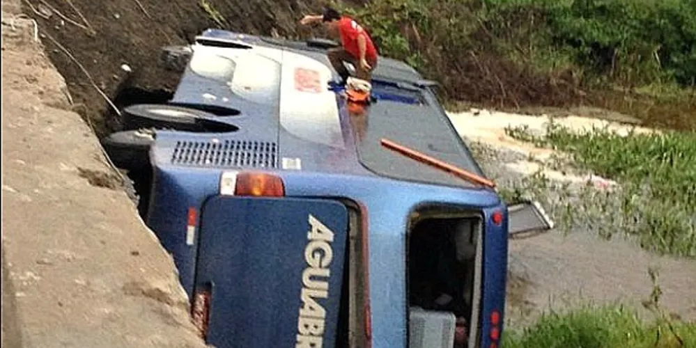 Imagem ilustrativa da imagem Acidente de ônibus deixa dois mortos e 47 feridos