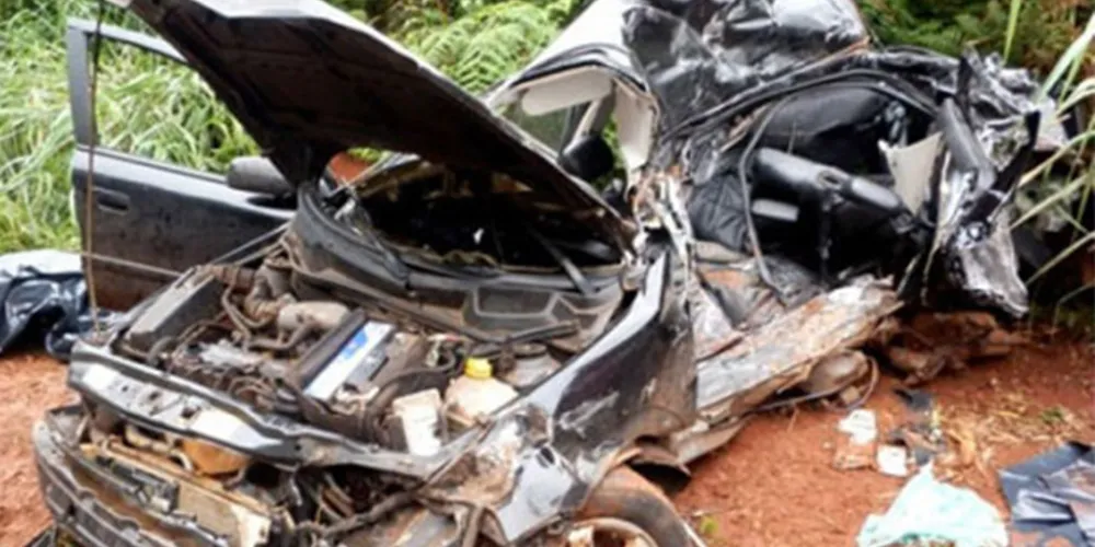 Imagem ilustrativa da imagem Carro bate na lateral de caminhão e motorista morre