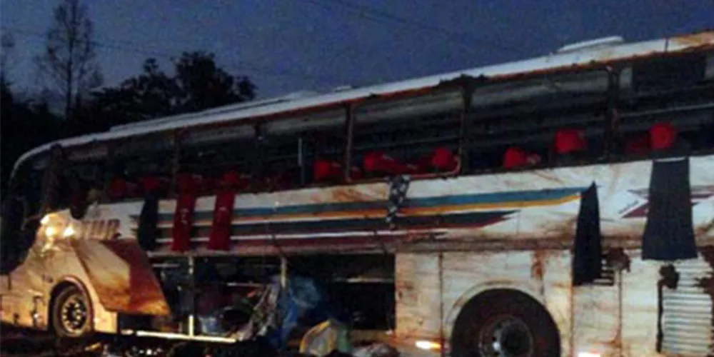 Imagem ilustrativa da imagem Ônibus tomba e deixa ao menos oito pessoas mortas