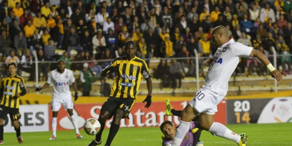 Imagem ilustrativa da imagem Adriano marca, mas Atlético perde e está fora da Libertadores