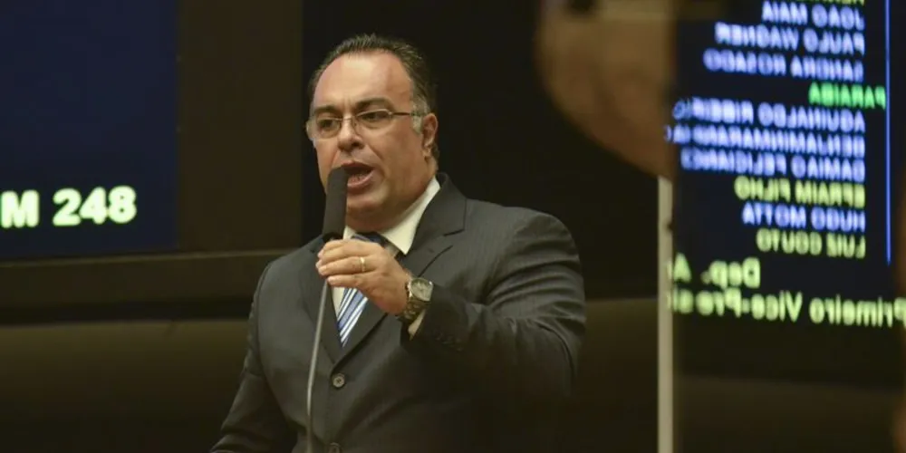 Imagem ilustrativa da imagem André Vargas atende a pedidos e pede para sair do PT