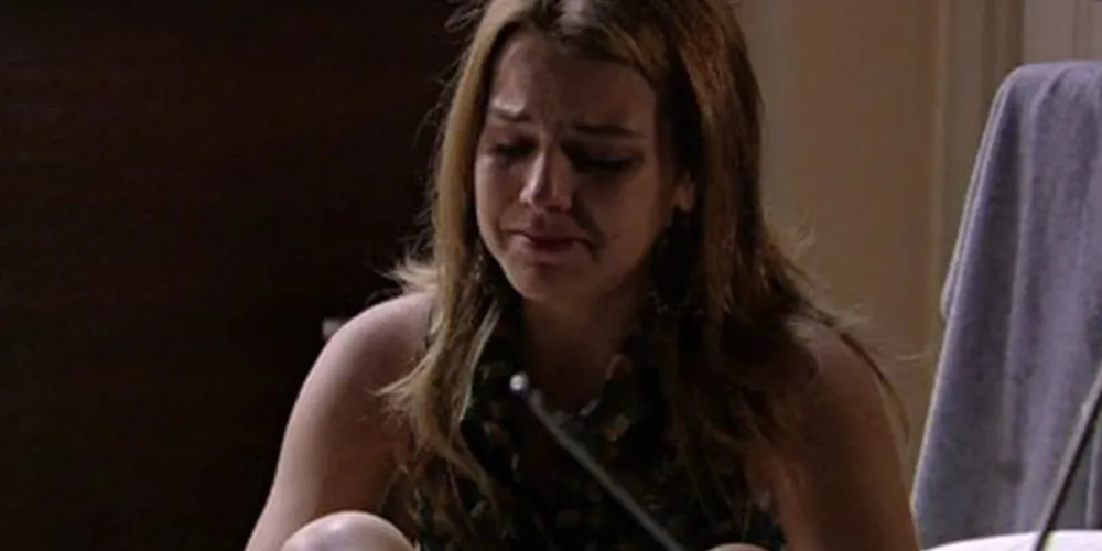 Imagem ilustrativa da imagem Anita chora por causa de Ben e rapaz a encara