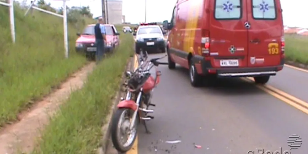 Imagem ilustrativa da imagem Motociclista bate em caminhonete e fica ferido