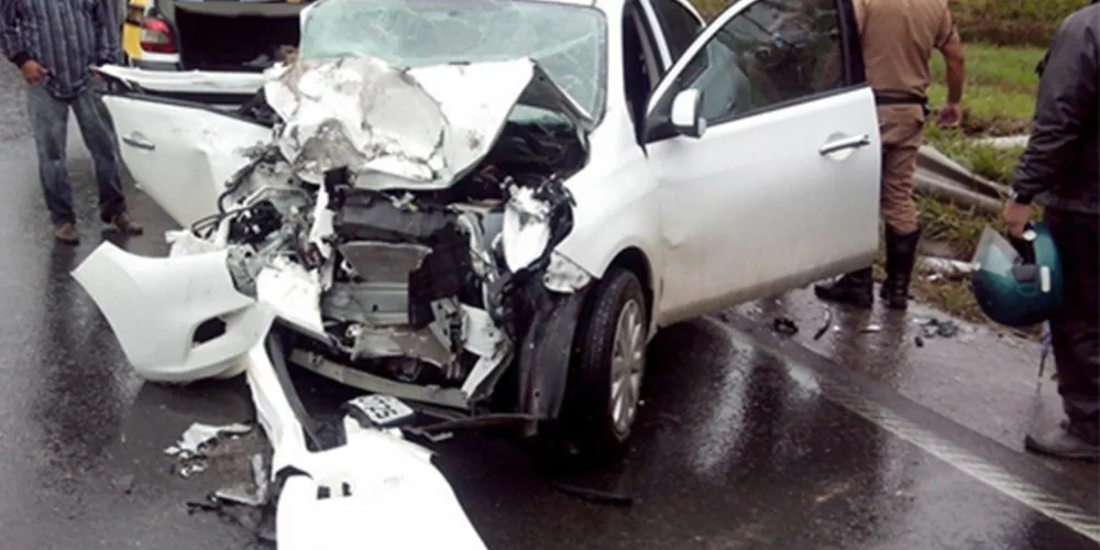 Imagem ilustrativa da imagem Caminhão faz ‘L’ e atinge carro em curva