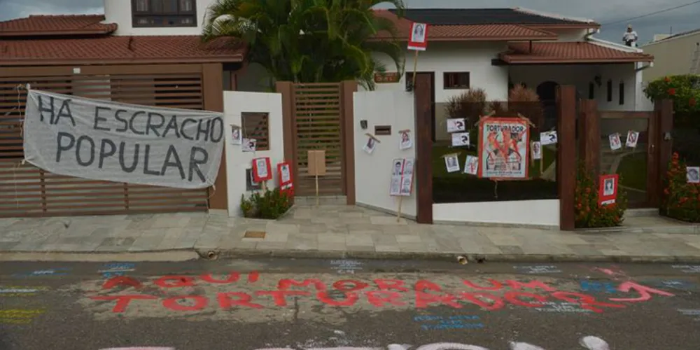 Imagem ilustrativa da imagem Grupo faz escracho contra capitão acusado de crimes