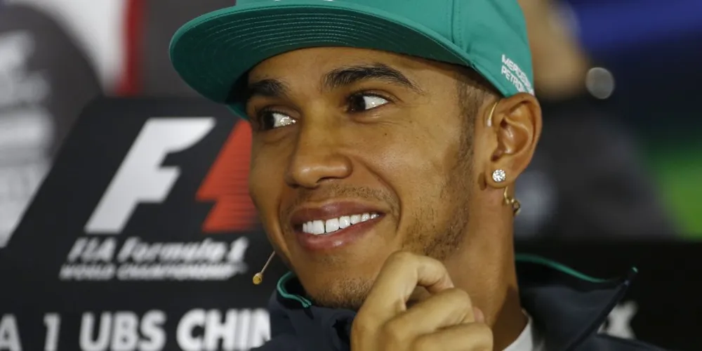 Imagem ilustrativa da imagem Hamilton crava pole, com RBR logo atrás; Massa larga em 6° 