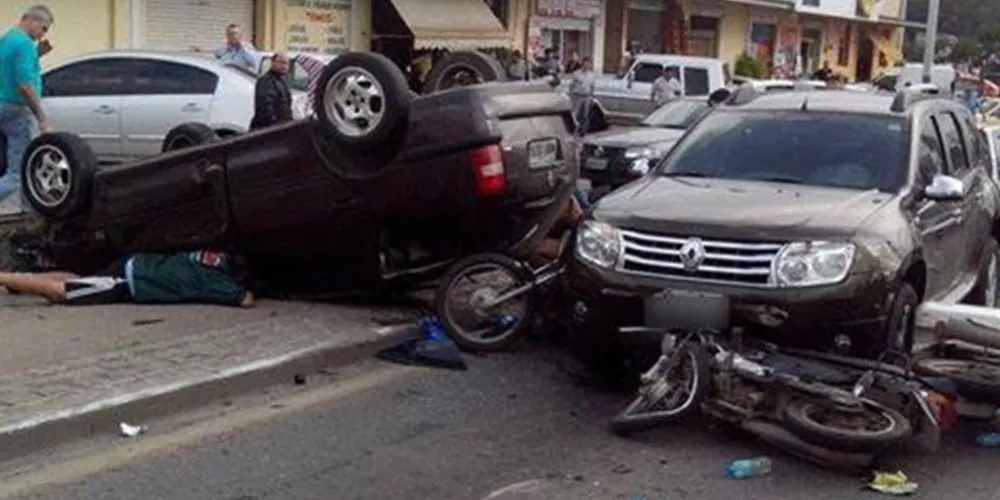 Imagem ilustrativa da imagem Carro invade pista contrária e acerta três motos