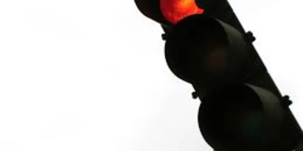 Imagem ilustrativa da imagem Motoqueiro bêbado é preso por andar na contramão e furar sinal