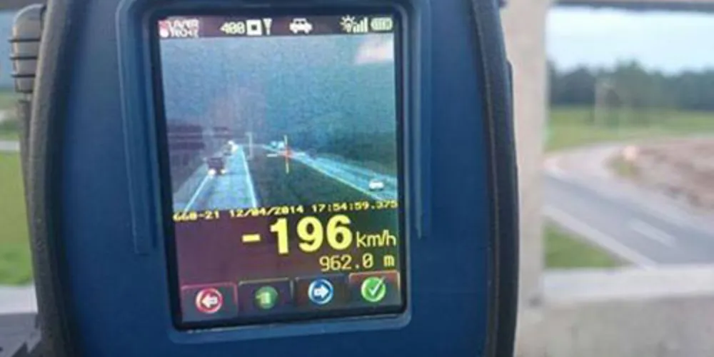 Imagem ilustrativa da imagem Motorista flagrado a 196 km/h diz que estava atrasado para o cinema