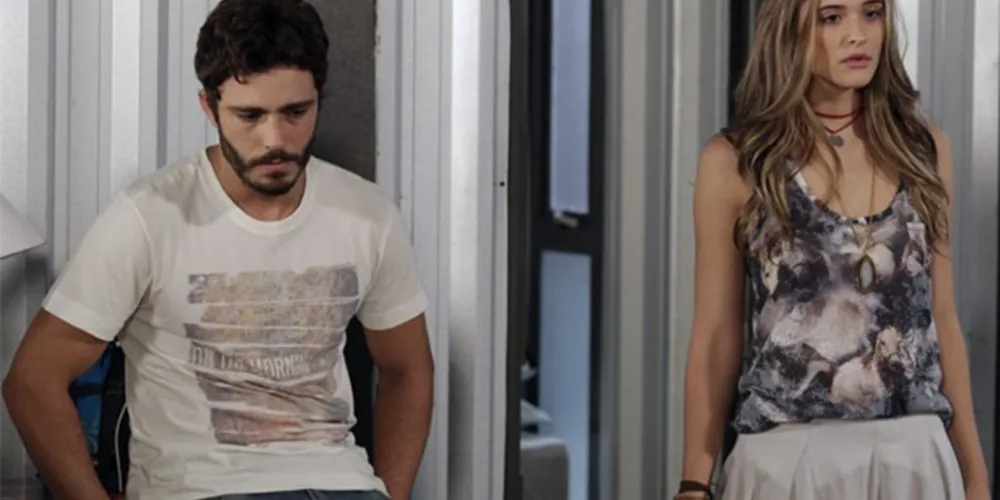 Imagem ilustrativa da imagem Lili entra com William na sala de reuniões e surpreende LC