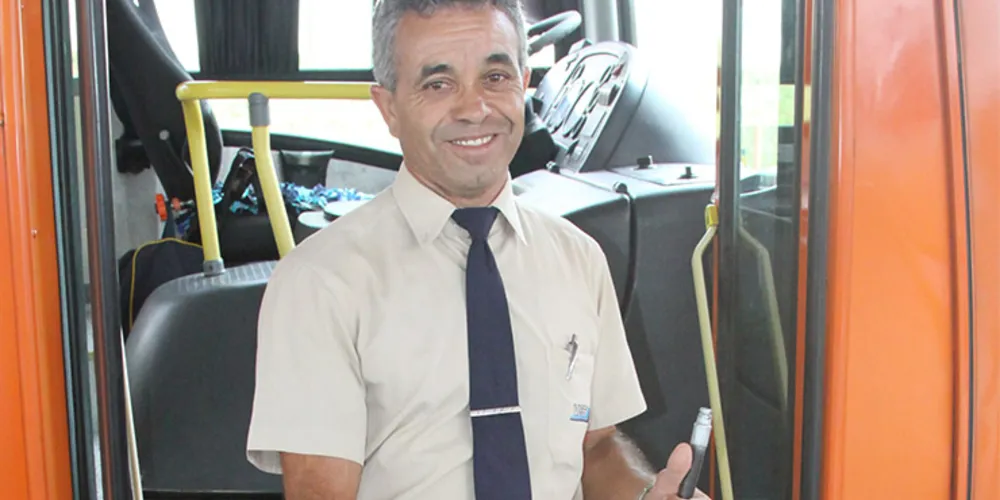 Imagem ilustrativa da imagem Motorista para ônibus e ajuda apagar fogo em carro