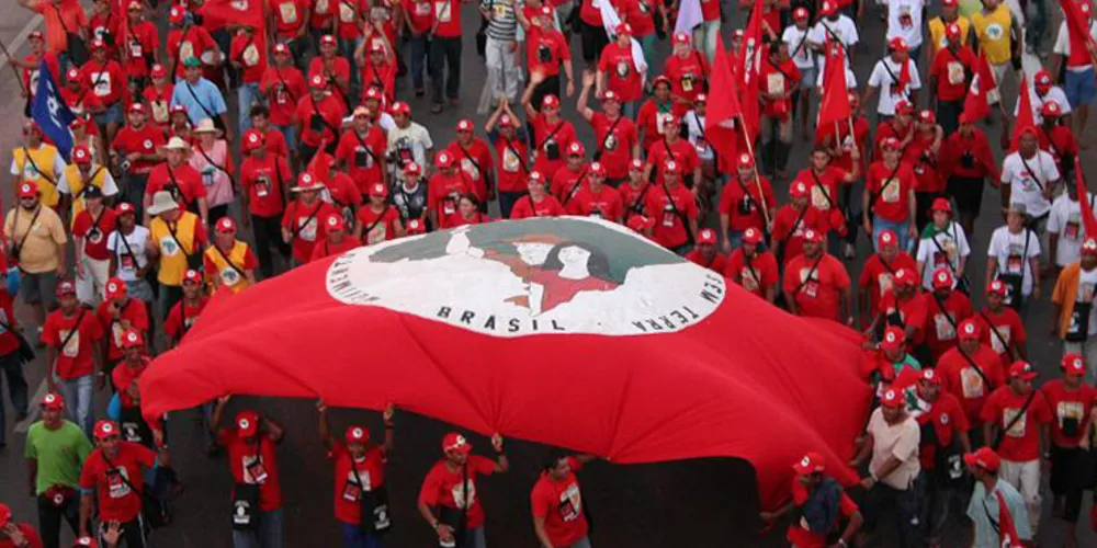 Imagem ilustrativa da imagem MST realiza protesto na Caixa Econômica em Curitiba